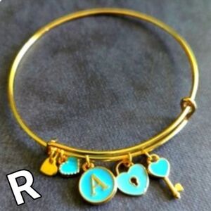 bite & pout "R" Charm Bangle